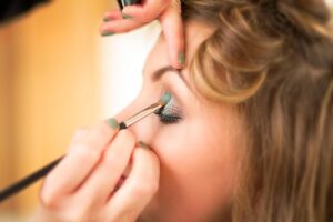 Die perfekte mobile Ausstattung für professionelle Make-up-Artists: Klappbare Aluminiumstühle in trendigen Farben