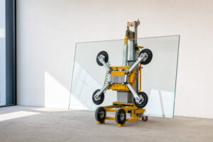 Vergleich moderner Hebehilfen für den Einbau großer Glasscheiben auf Baustelle und im Innenausbau